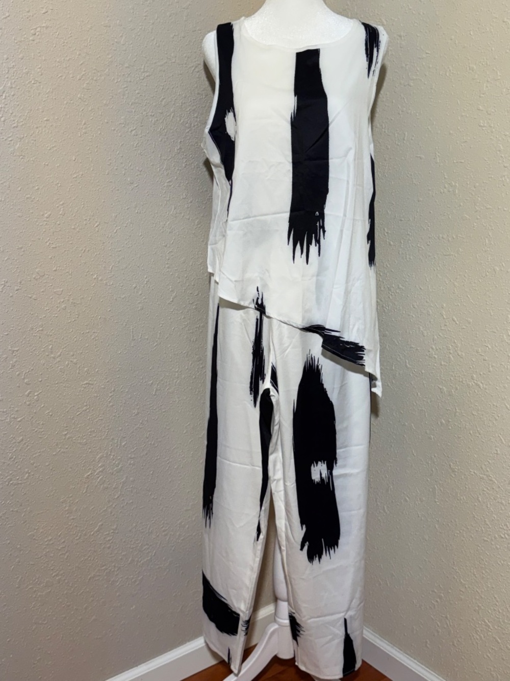 Women's Black & White Abstract Print 2-Piece Set | Size Large - Picture 2 of 7